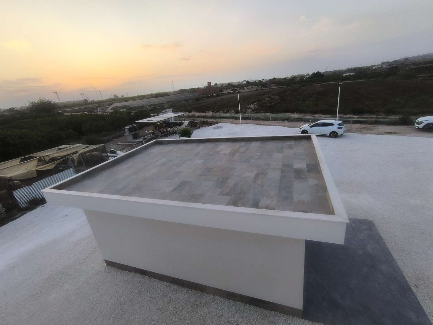 EXCELENTE VIVIENDA DE OBRA NUEVA CON GRAN TERRENO