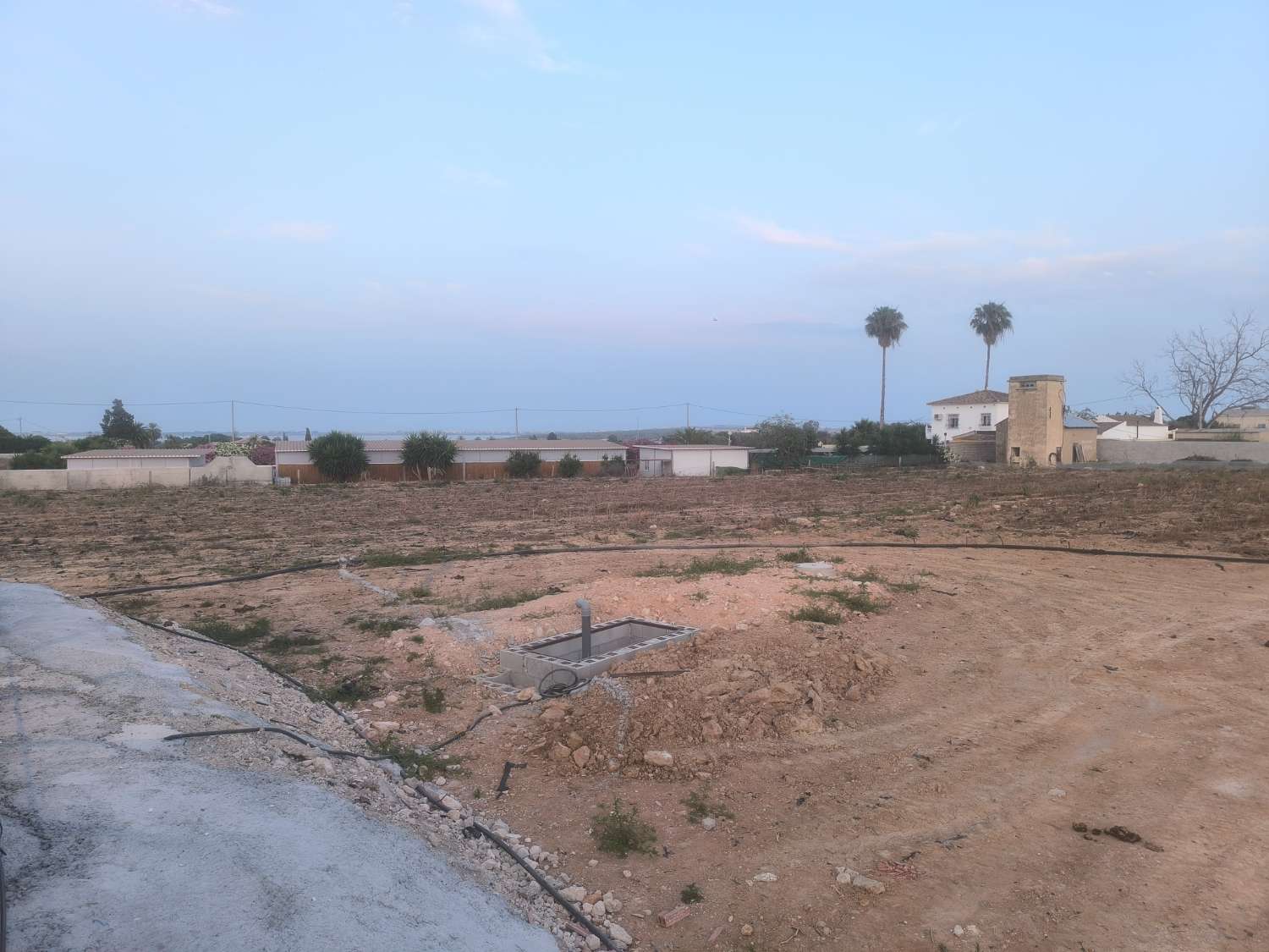 EXCELENTE VIVIENDA DE OBRA NUEVA CON GRAN TERRENO