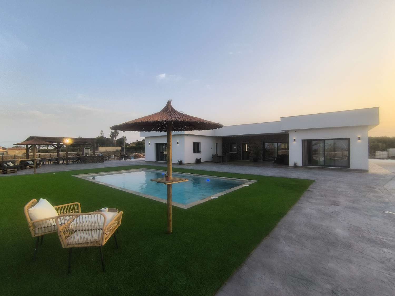 EXCELENTE VIVIENDA DE OBRA NUEVA CON GRAN TERRENO