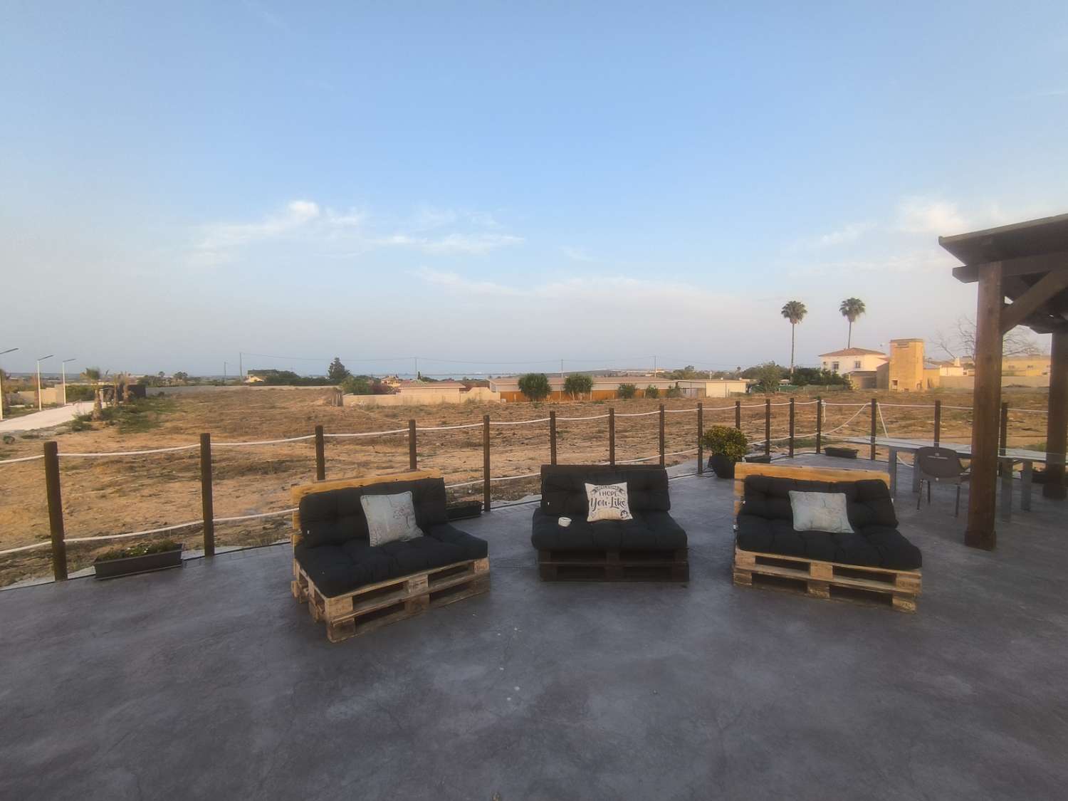 EXCELENTE VIVIENDA DE OBRA NUEVA CON GRAN TERRENO