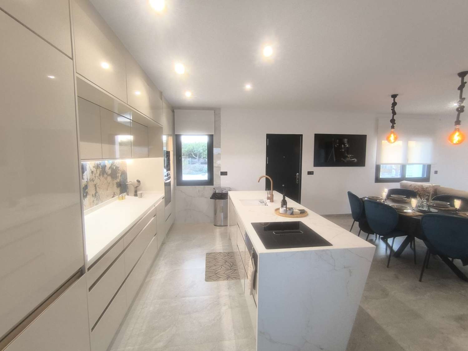 EXCELENTE VIVIENDA DE OBRA NUEVA CON GRAN TERRENO
