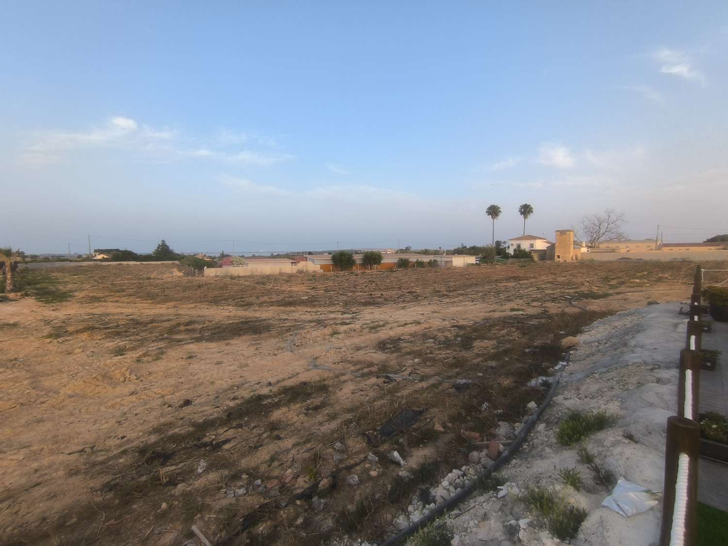 EXCELENTE VIVIENDA DE OBRA NUEVA CON GRAN TERRENO