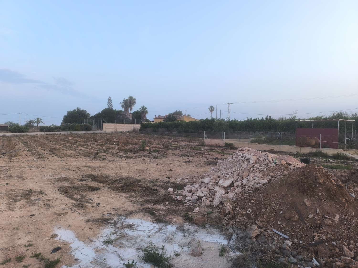 EXCELENTE VIVIENDA DE OBRA NUEVA CON GRAN TERRENO