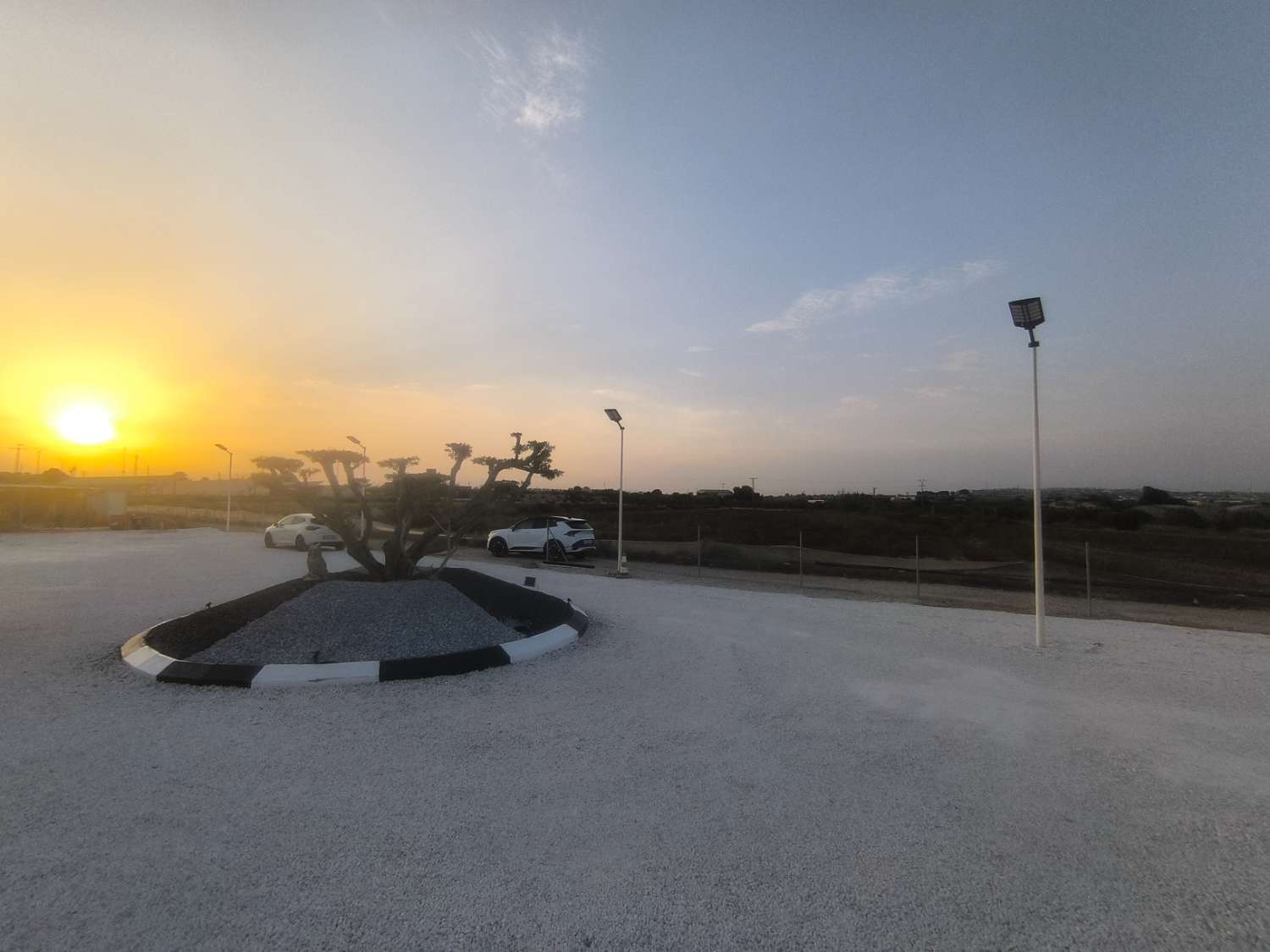 EXCELENTE VIVIENDA DE OBRA NUEVA CON GRAN TERRENO