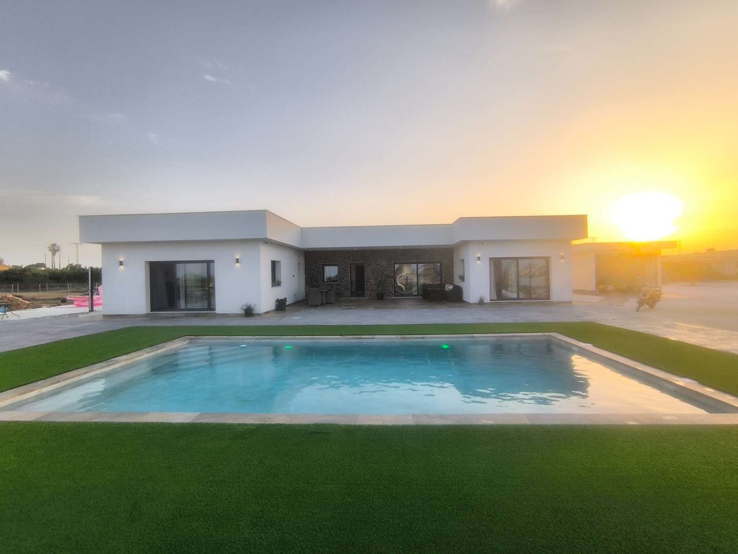 EXCELENTE VIVIENDA DE OBRA NUEVA CON GRAN TERRENO