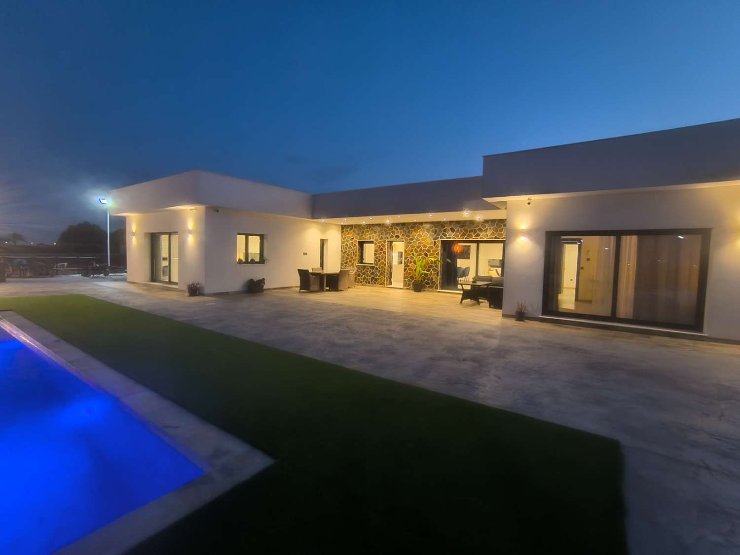 EXCELENTE VIVIENDA DE OBRA NUEVA CON GRAN TERRENO