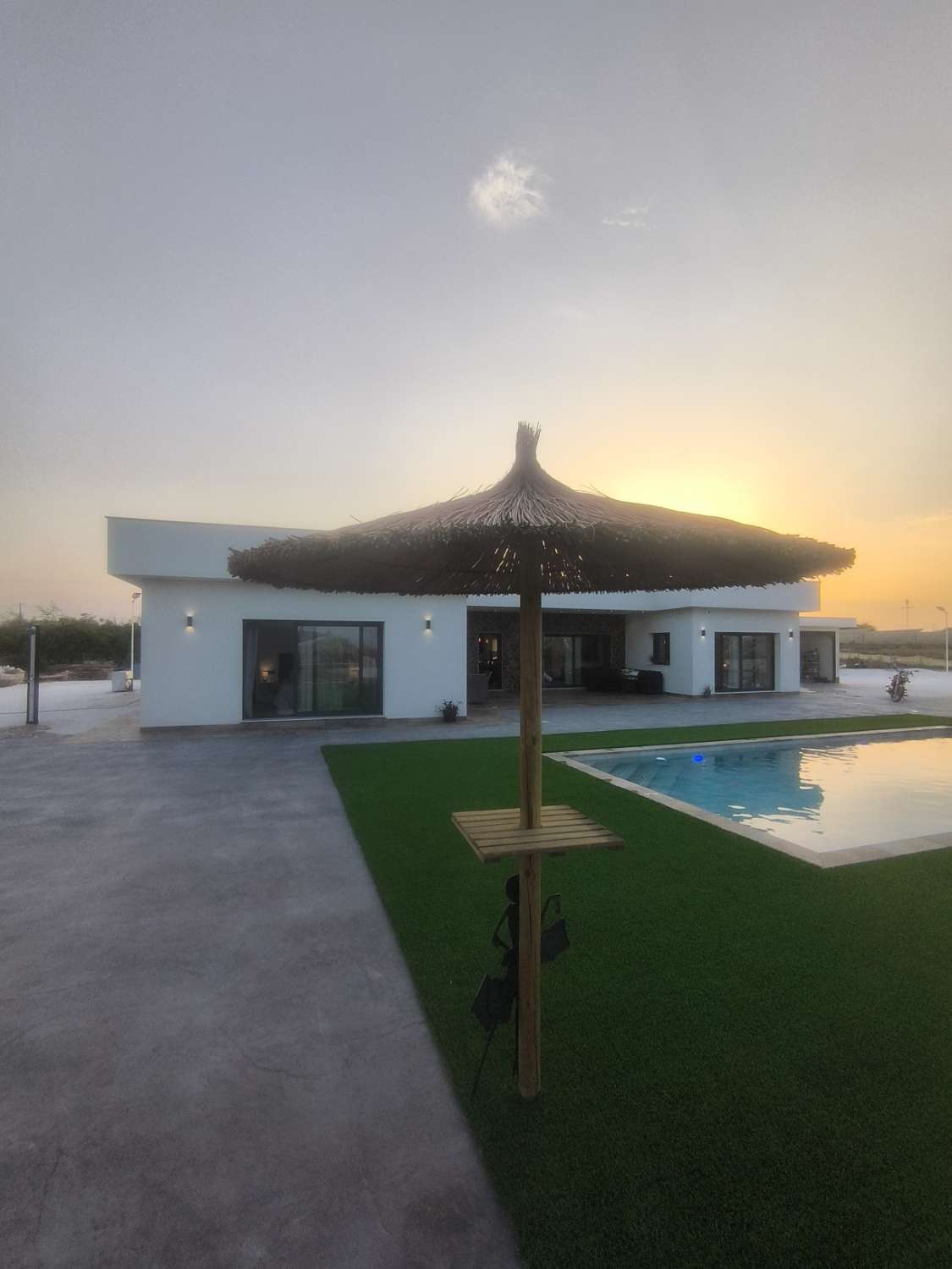 EXCELENTE VIVIENDA DE OBRA NUEVA CON GRAN TERRENO