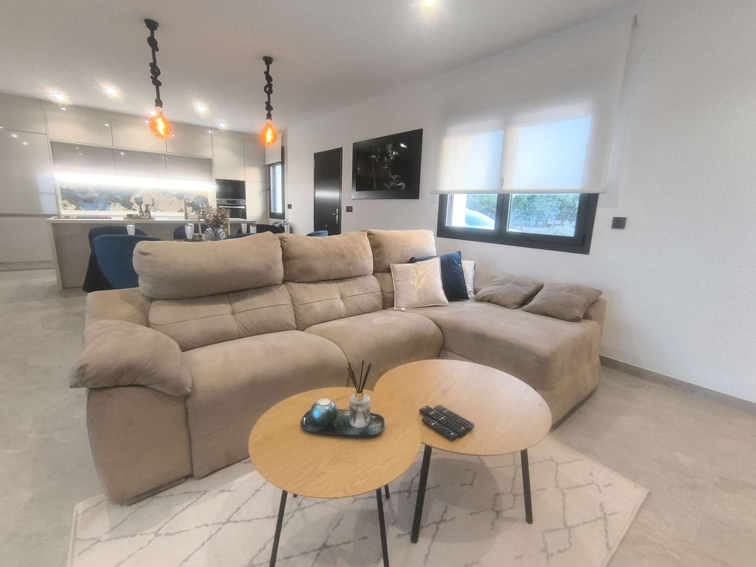 EXCELENTE VIVIENDA DE OBRA NUEVA CON GRAN TERRENO