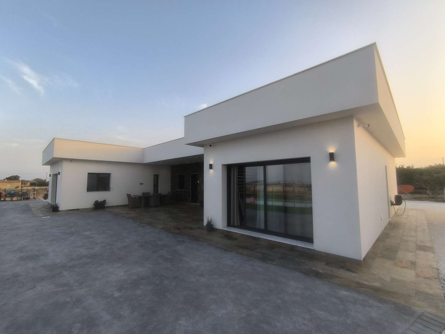 EXCELENTE VIVIENDA DE OBRA NUEVA CON GRAN TERRENO