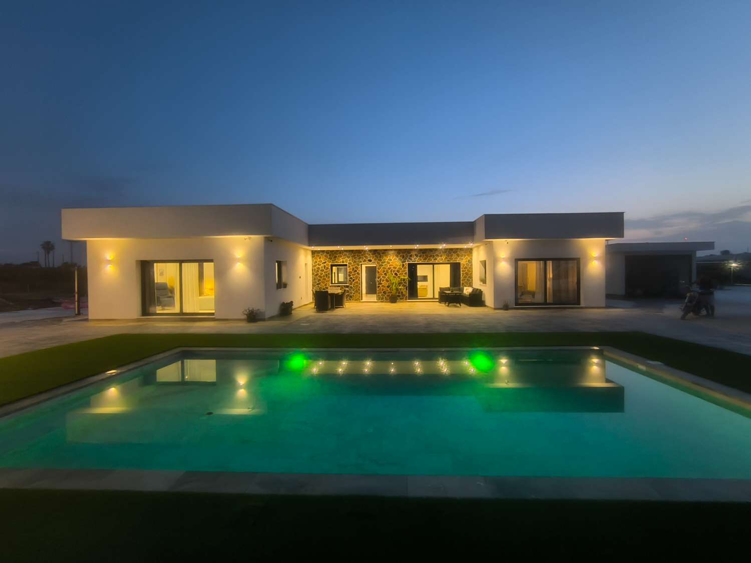 EXCELENTE VIVIENDA DE OBRA NUEVA CON GRAN TERRENO