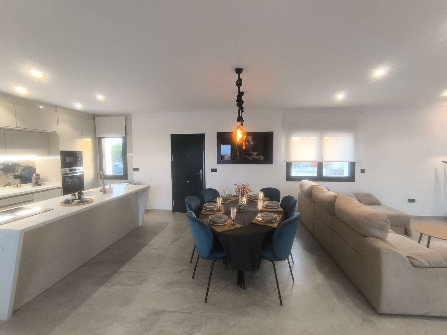 EXCELENTE VIVIENDA DE OBRA NUEVA CON GRAN TERRENO
