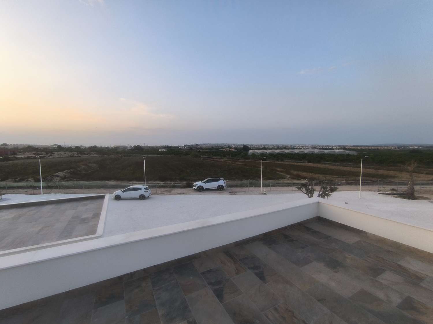 EXCELENTE VIVIENDA DE OBRA NUEVA CON GRAN TERRENO