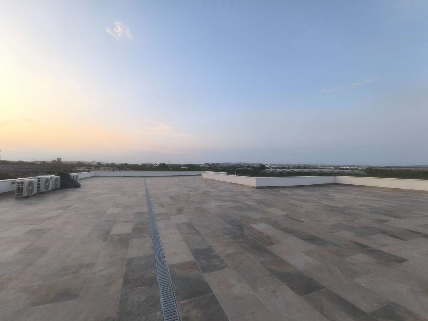 EXCELENTE VIVIENDA DE OBRA NUEVA CON GRAN TERRENO