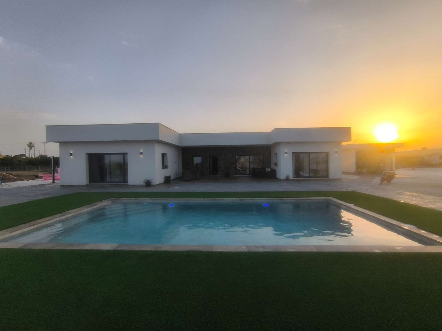EXCELENTE VIVIENDA DE OBRA NUEVA CON GRAN TERRENO
