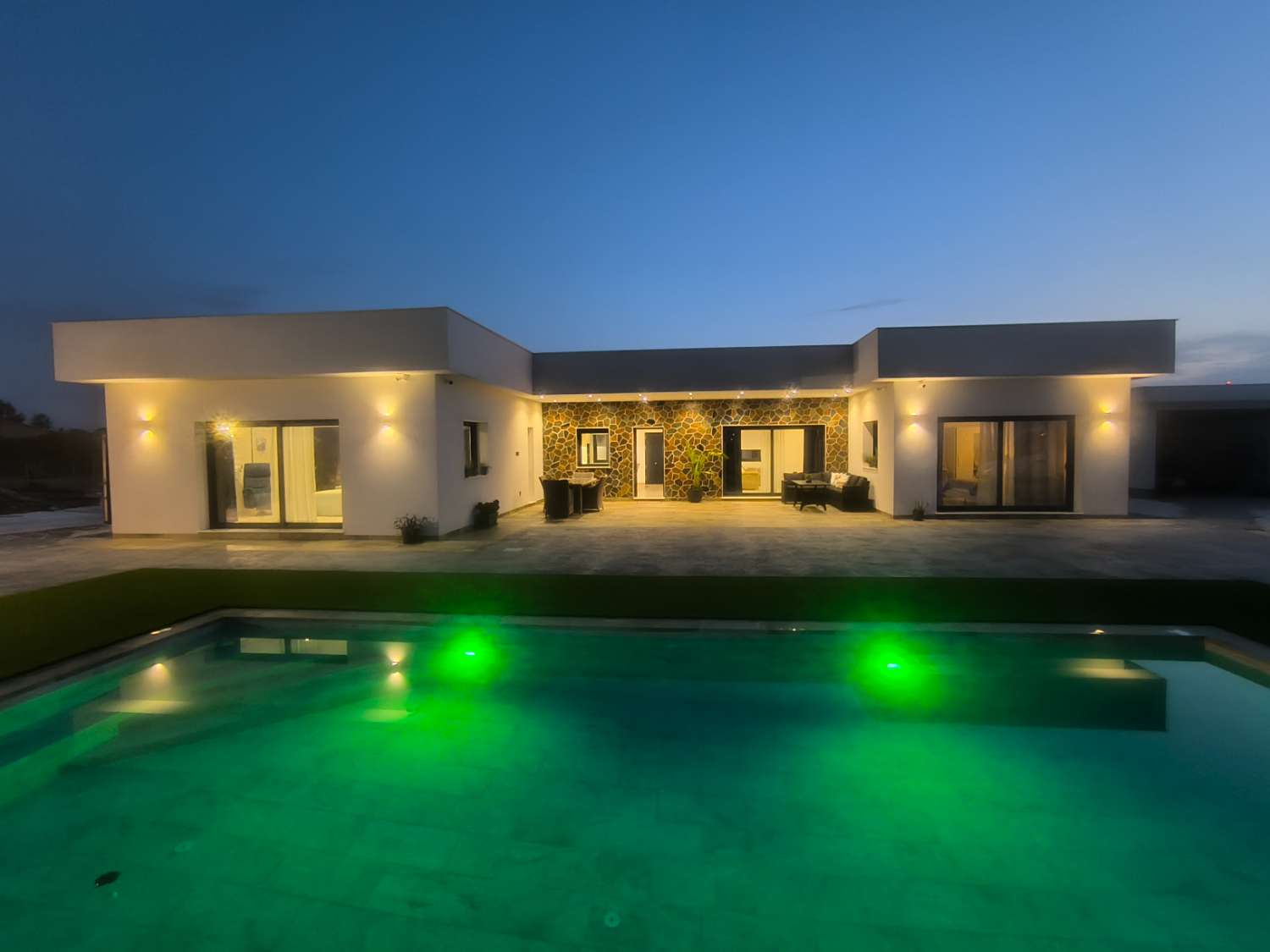 EXCELENTE VIVIENDA DE OBRA NUEVA CON GRAN TERRENO