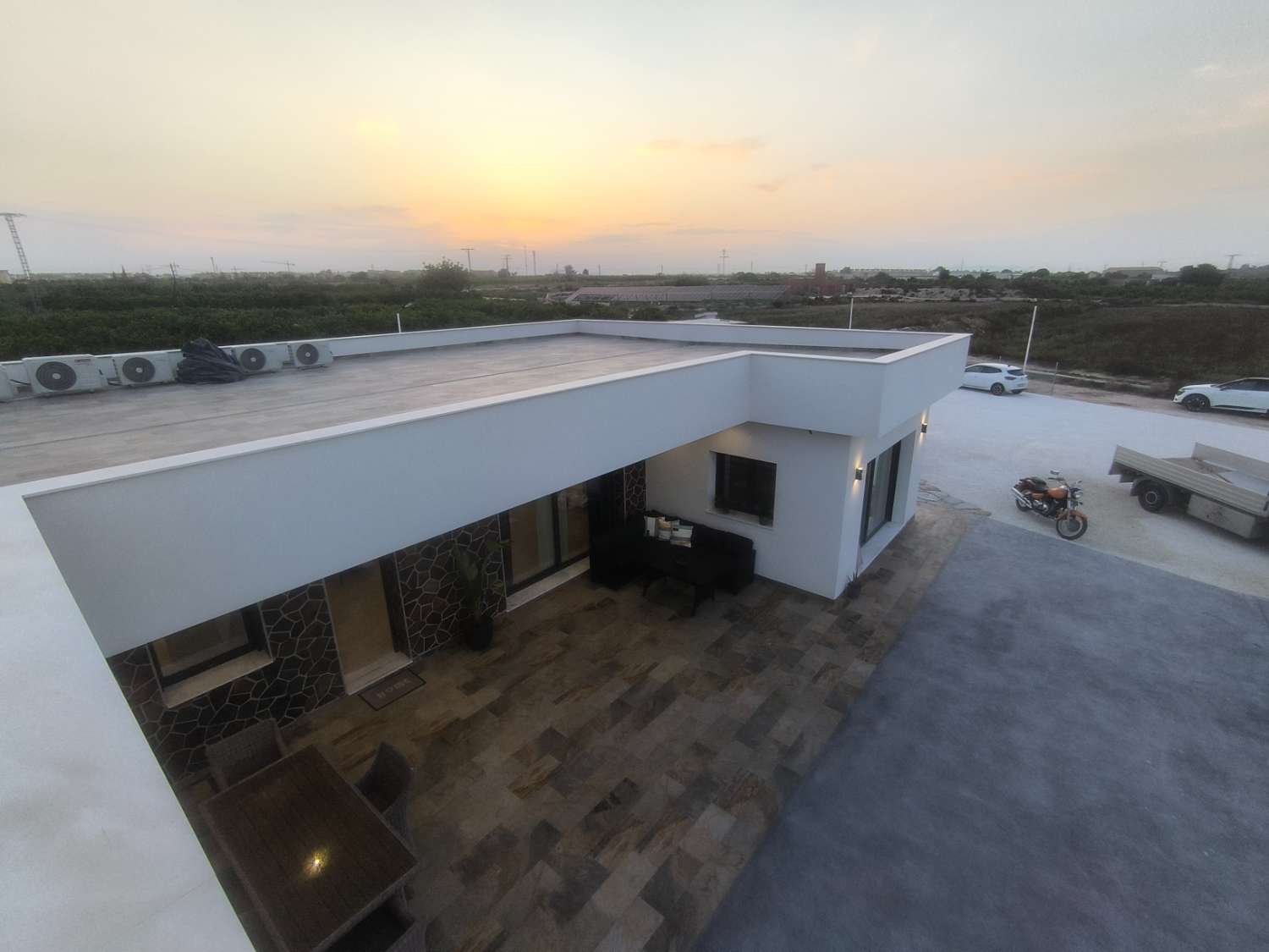 EXCELENTE VIVIENDA DE OBRA NUEVA CON GRAN TERRENO