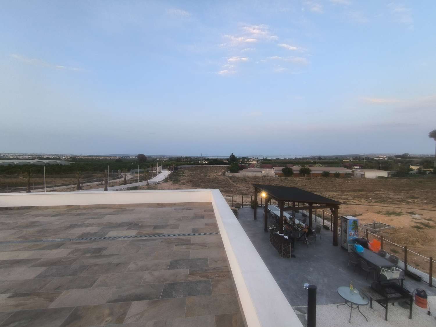 EXCELENTE VIVIENDA DE OBRA NUEVA CON GRAN TERRENO