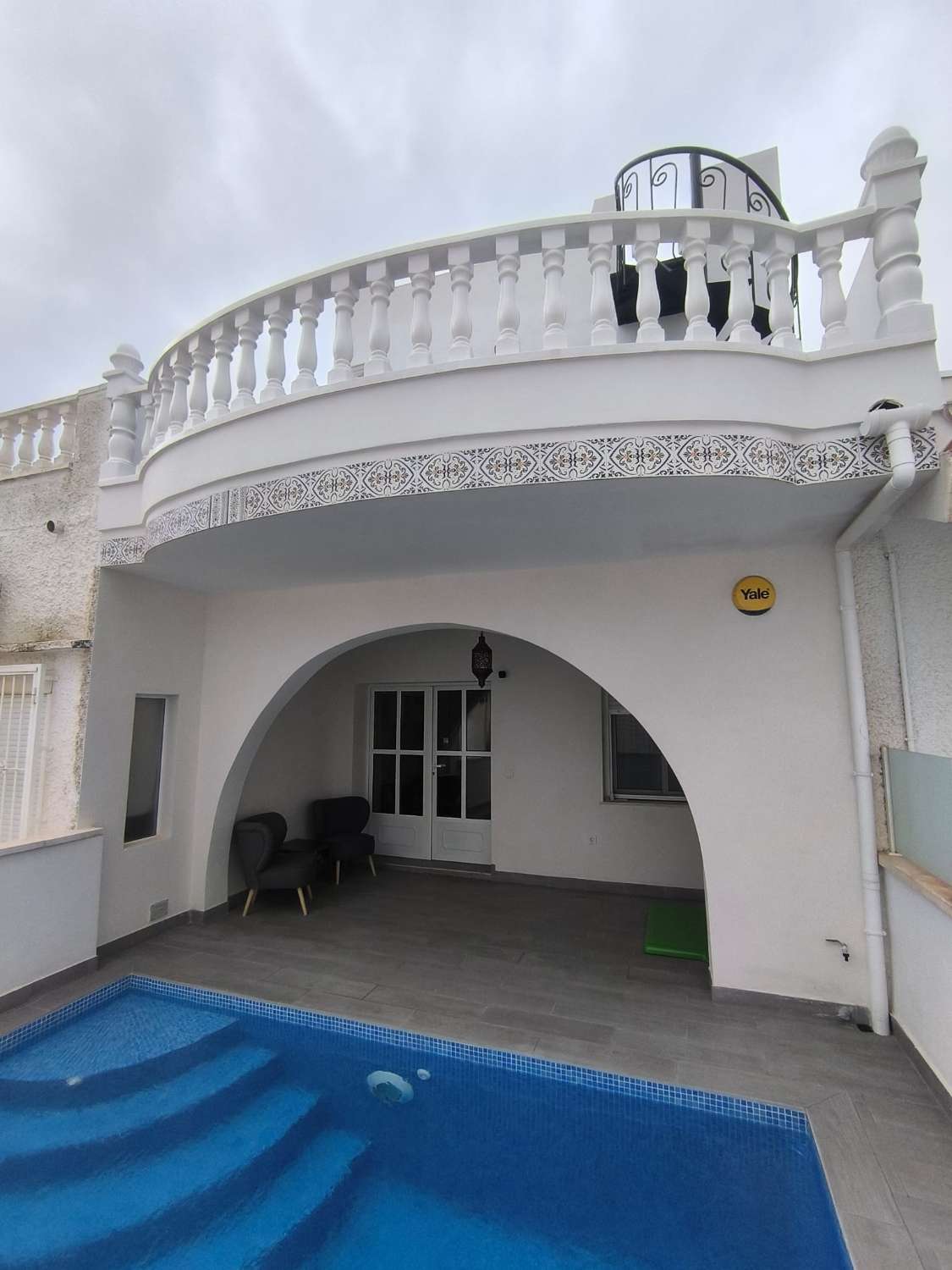 ESPECTACULAR ADOSADO REFORMADO CON PISCINA PRIVADA