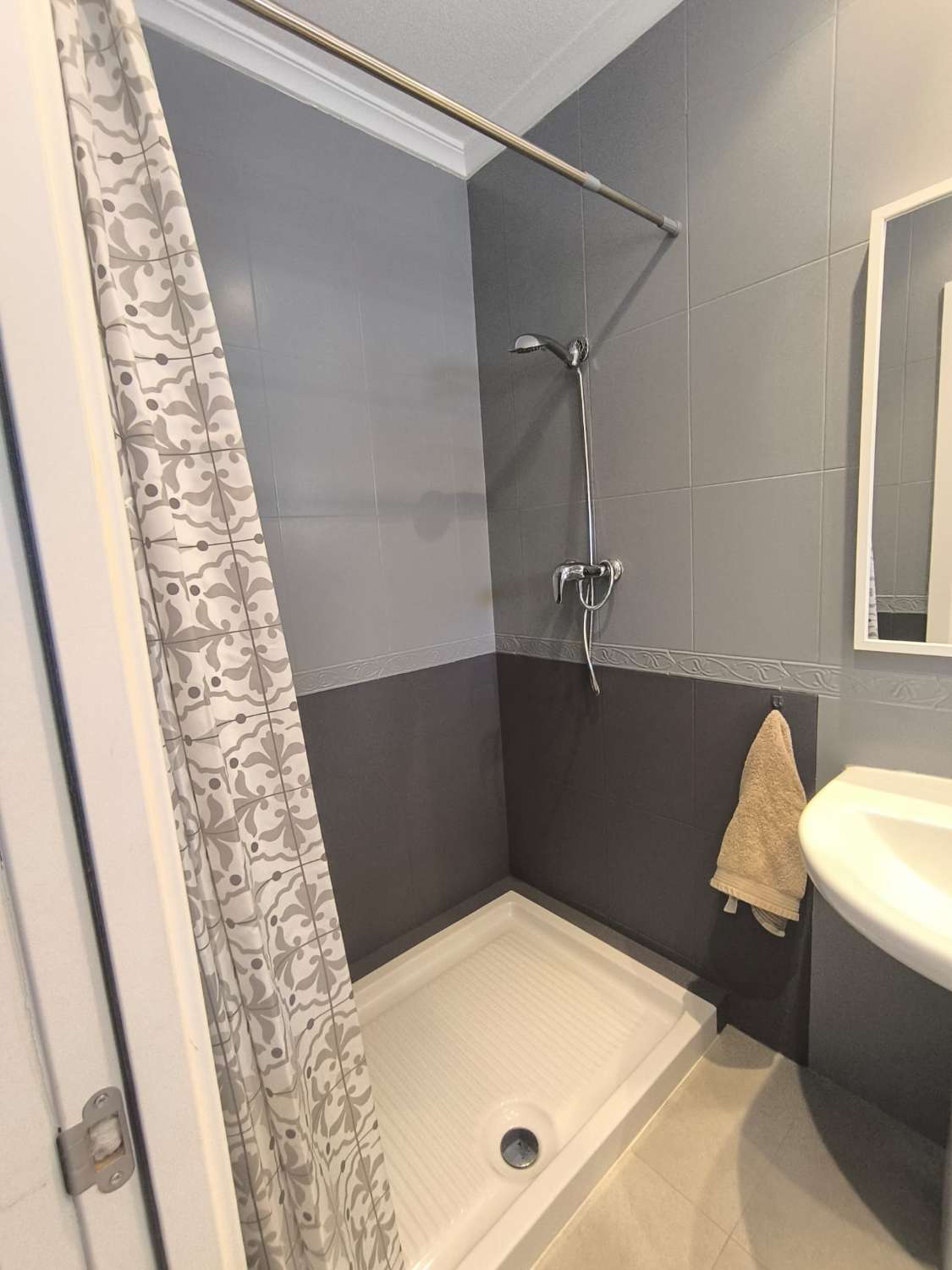 ESPECTACULAR ADOSADO REFORMADO CON PISCINA PRIVADA