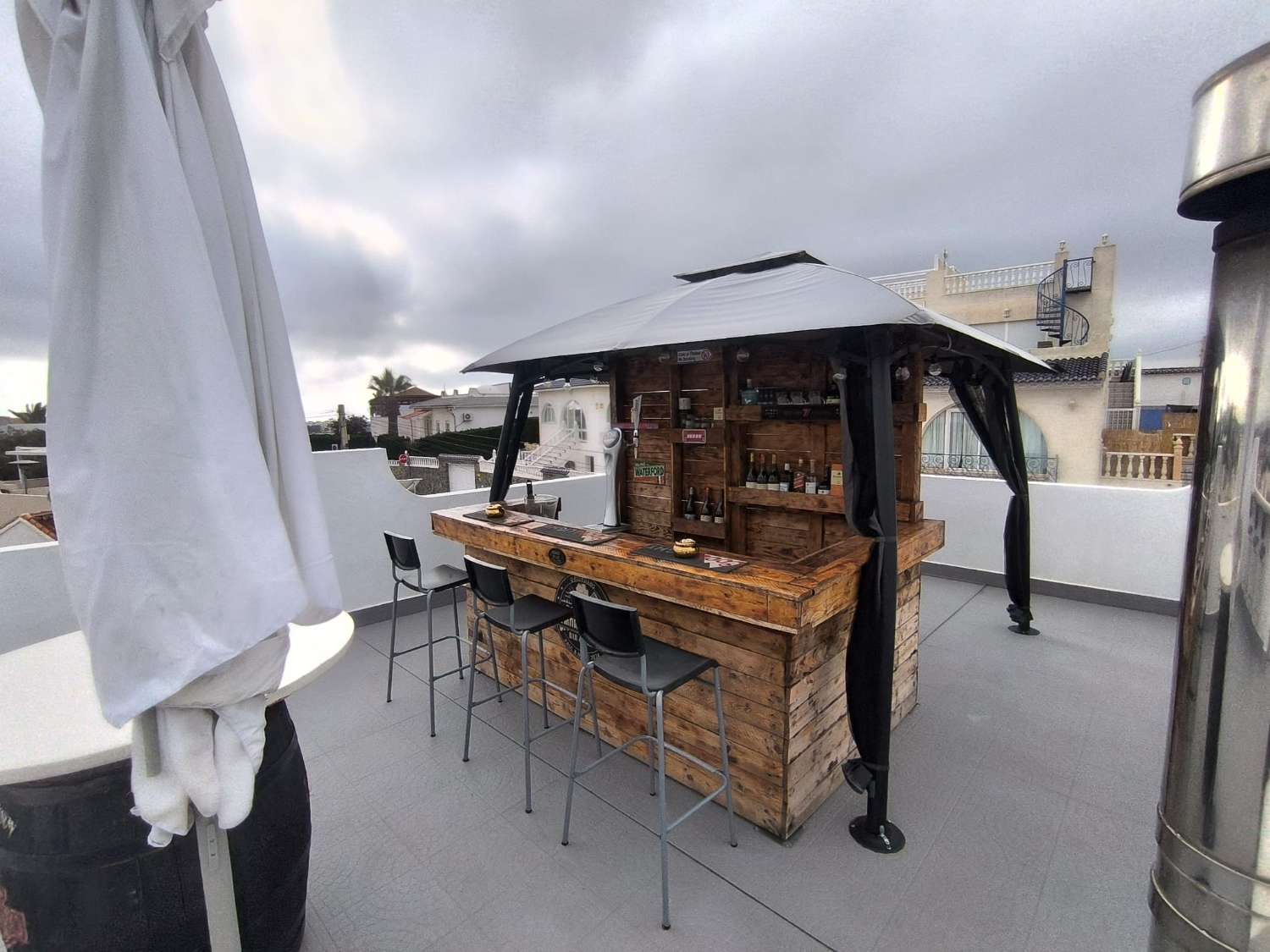 ESPECTACULAR ADOSADO REFORMADO CON PISCINA PRIVADA