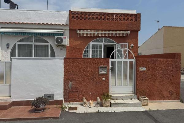 Chalet for sale in El Chaparral (Torrevieja)