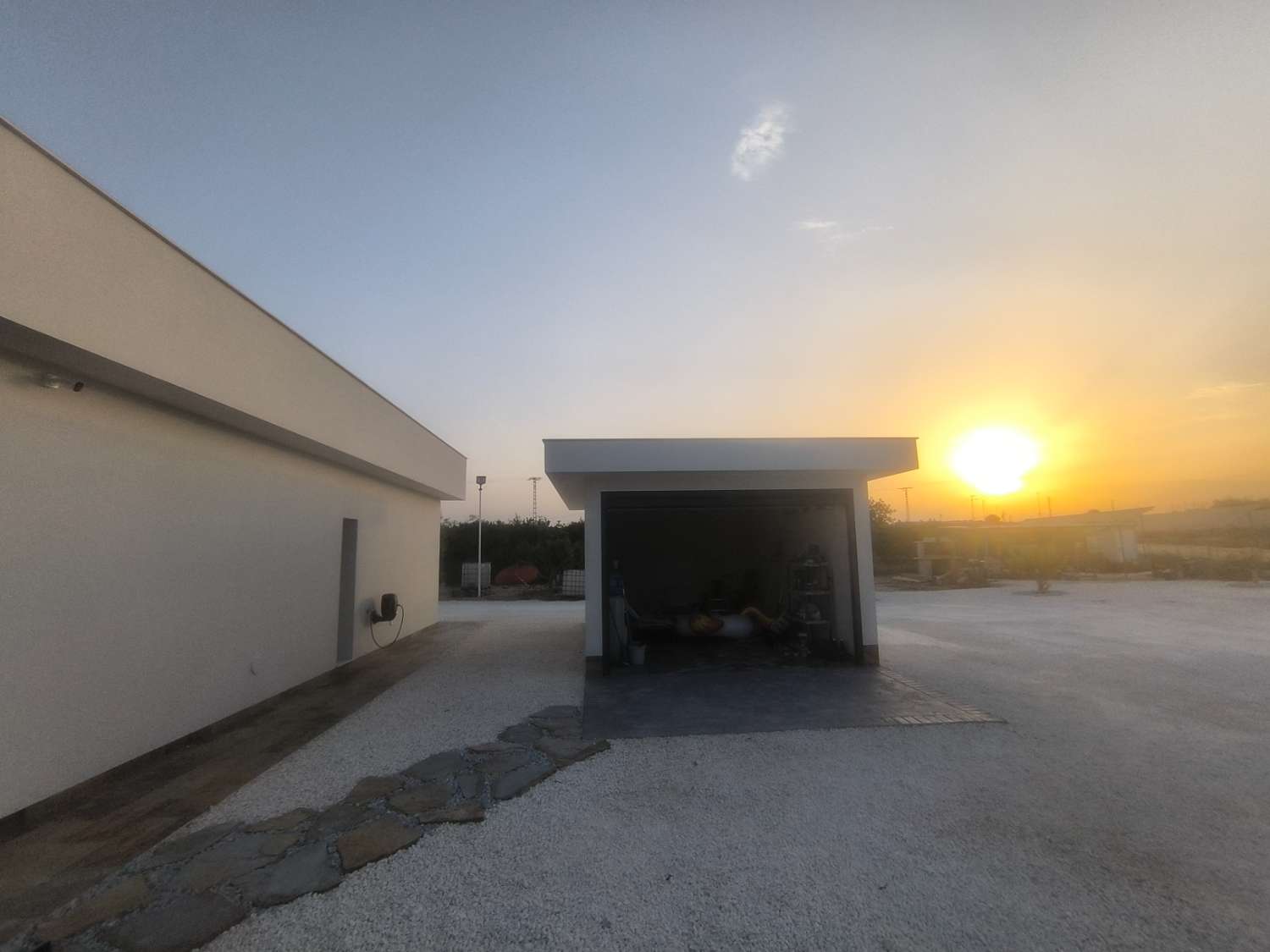 EXCELENTE VIVIENDA DE OBRA NUEVA CON GRAN TERRENO