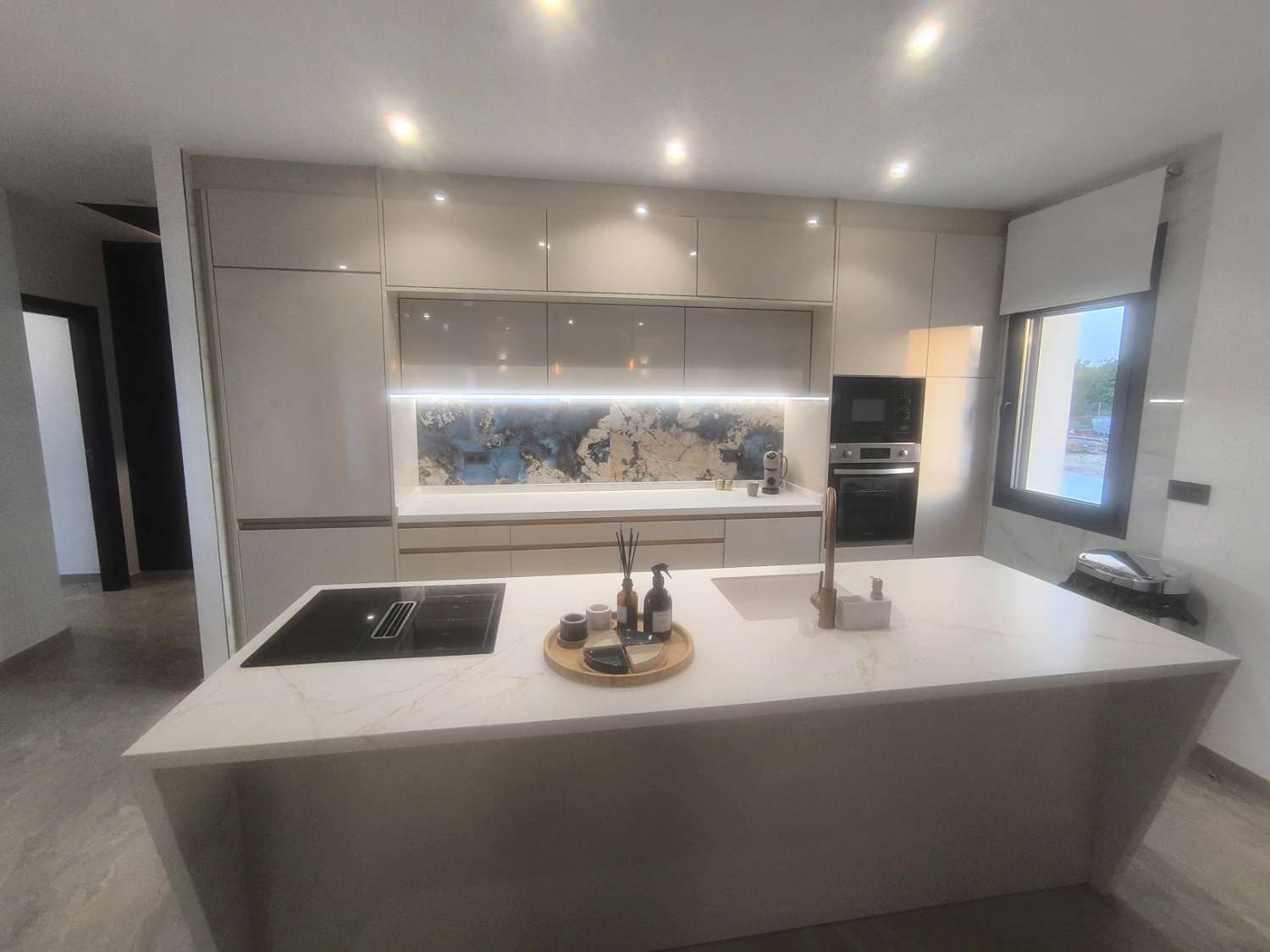 EXCELENTE VIVIENDA DE OBRA NUEVA CON GRAN TERRENO