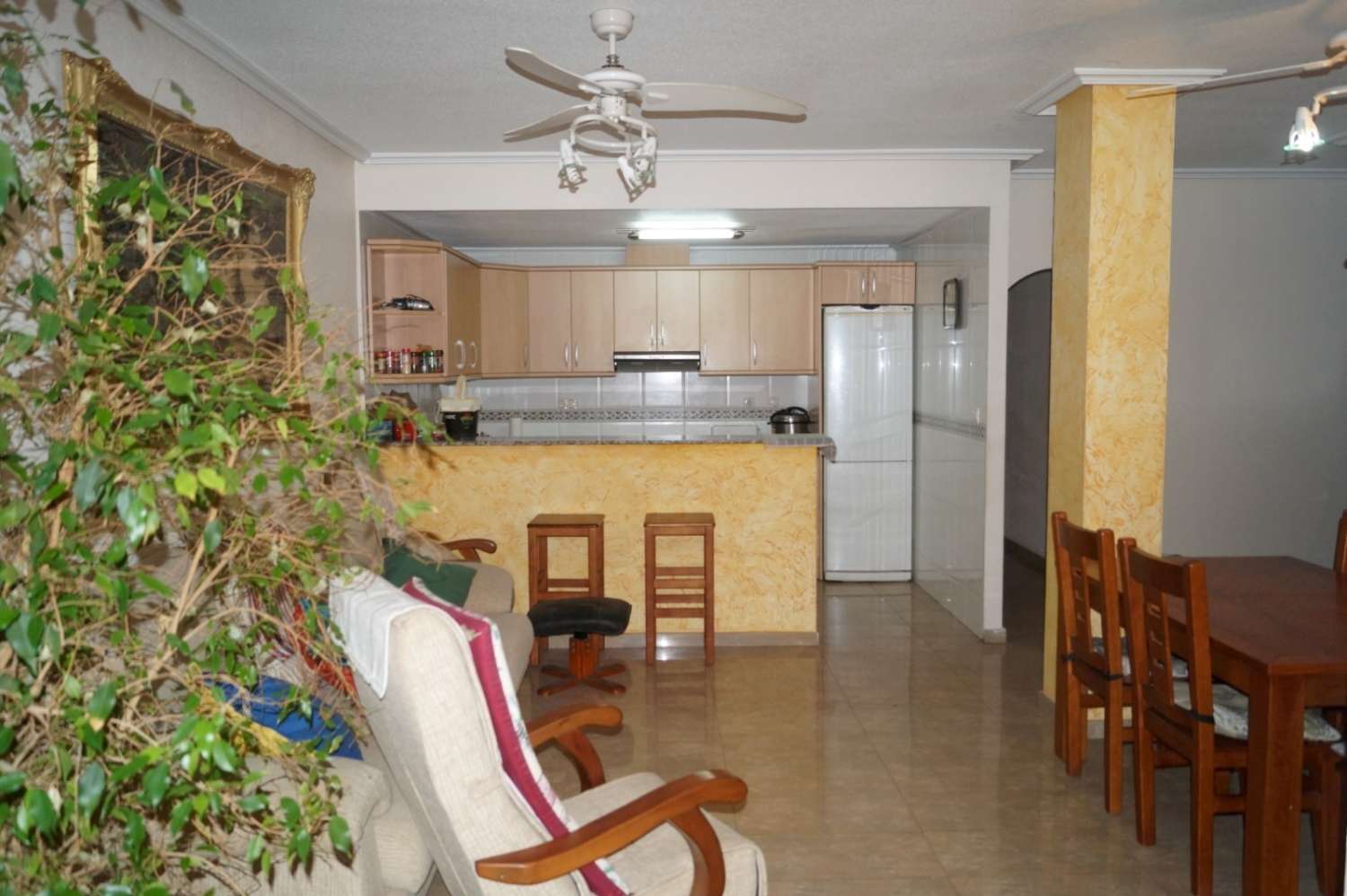 GRAN VIVIENDA A POCOS PASOS DE LA PLAYA