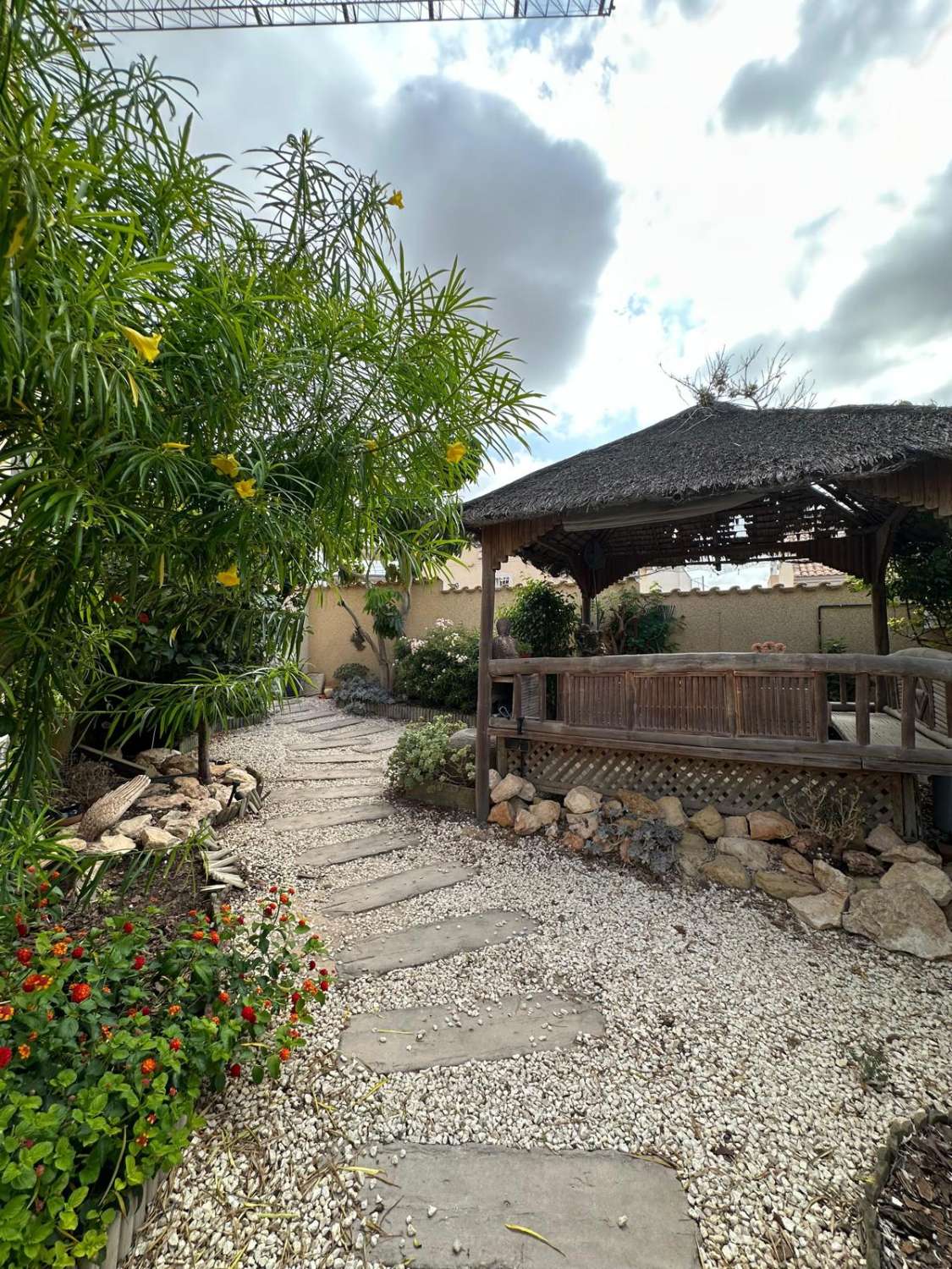 EXCELENTE CHALET INDEPENDIENTE