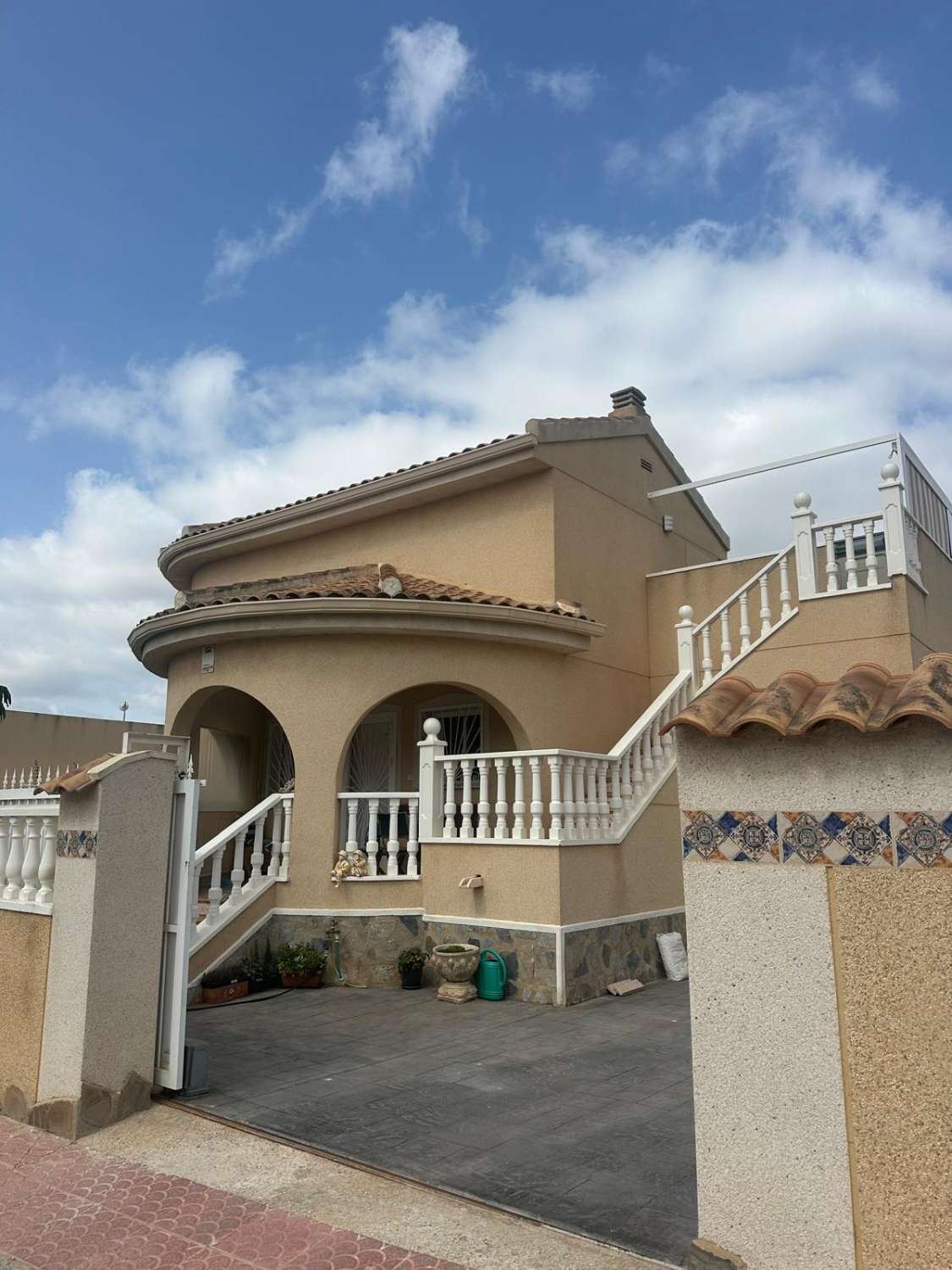 EXCELENTE CHALET INDEPENDIENTE