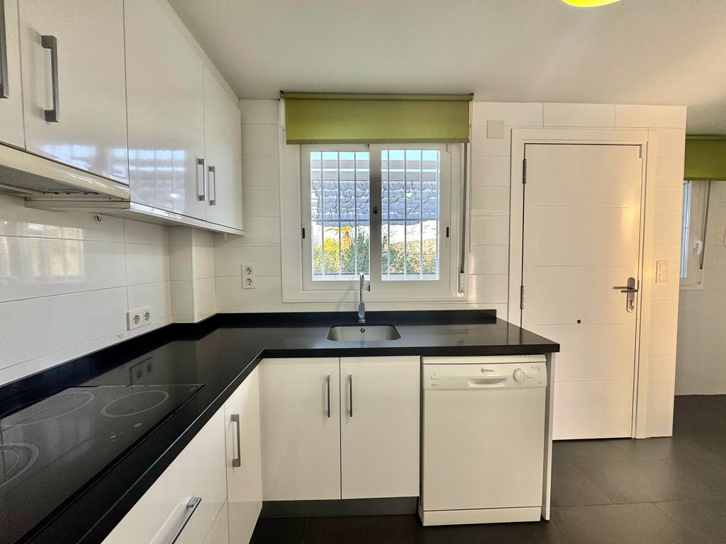 BONITO ADOSADO EN ZONA IDEAL