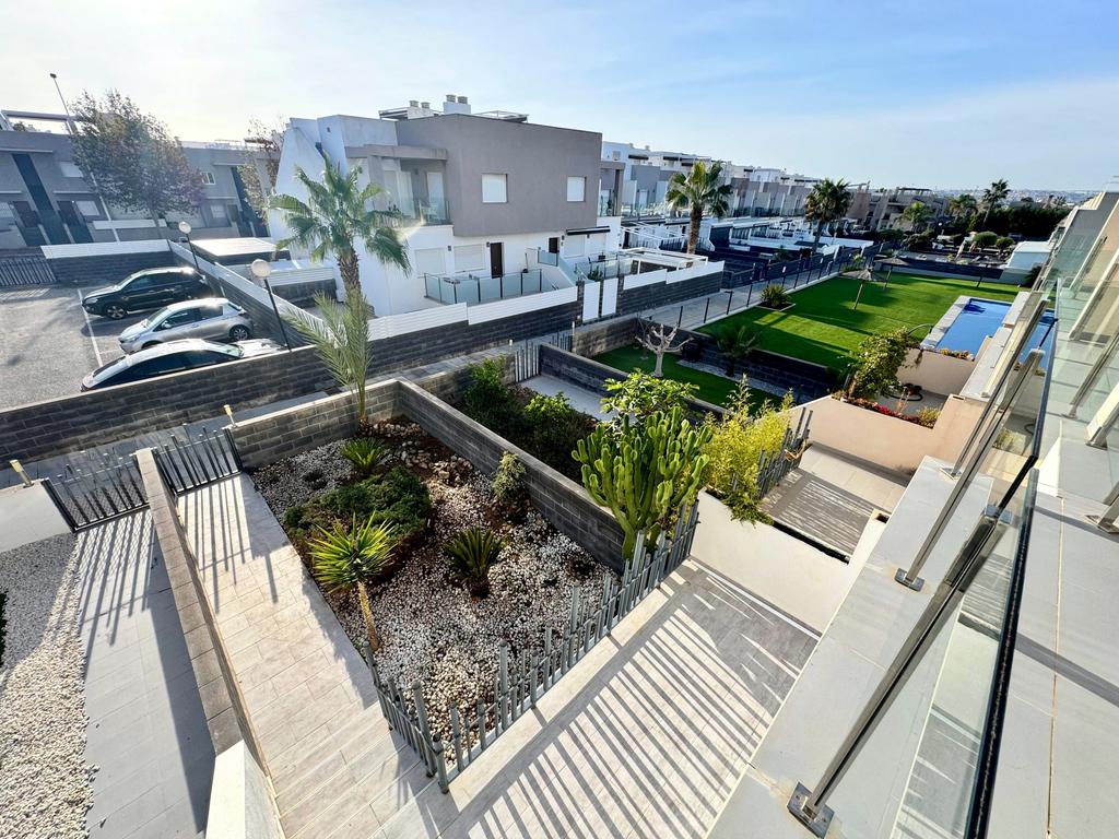 BONITO ADOSADO EN ZONA IDEAL