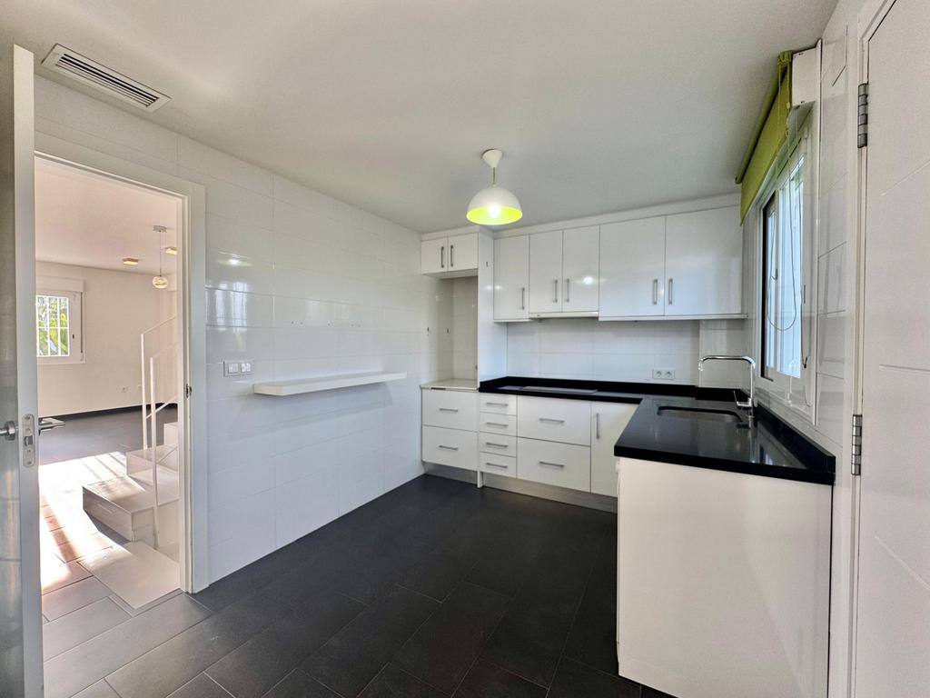 BONITO ADOSADO EN ZONA IDEAL