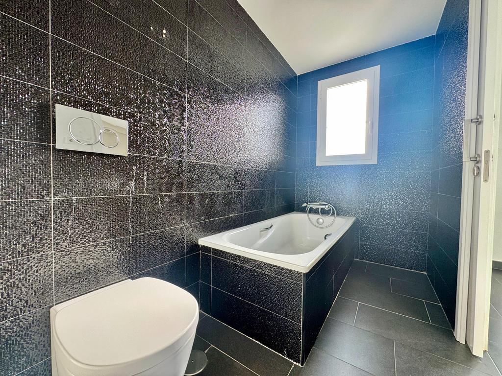 BONITO ADOSADO EN ZONA IDEAL