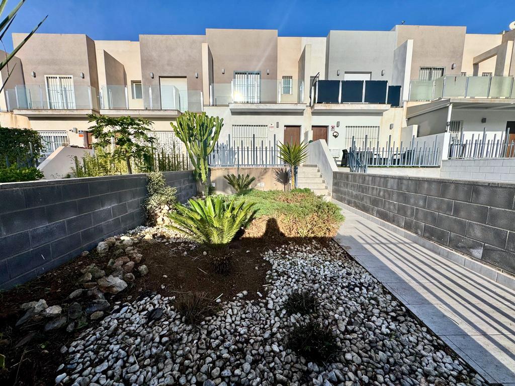 BONITO ADOSADO EN ZONA IDEAL