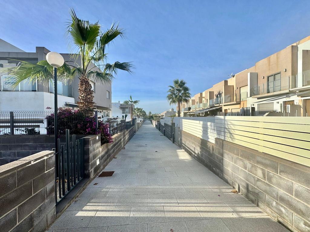 BONITO ADOSADO EN ZONA IDEAL