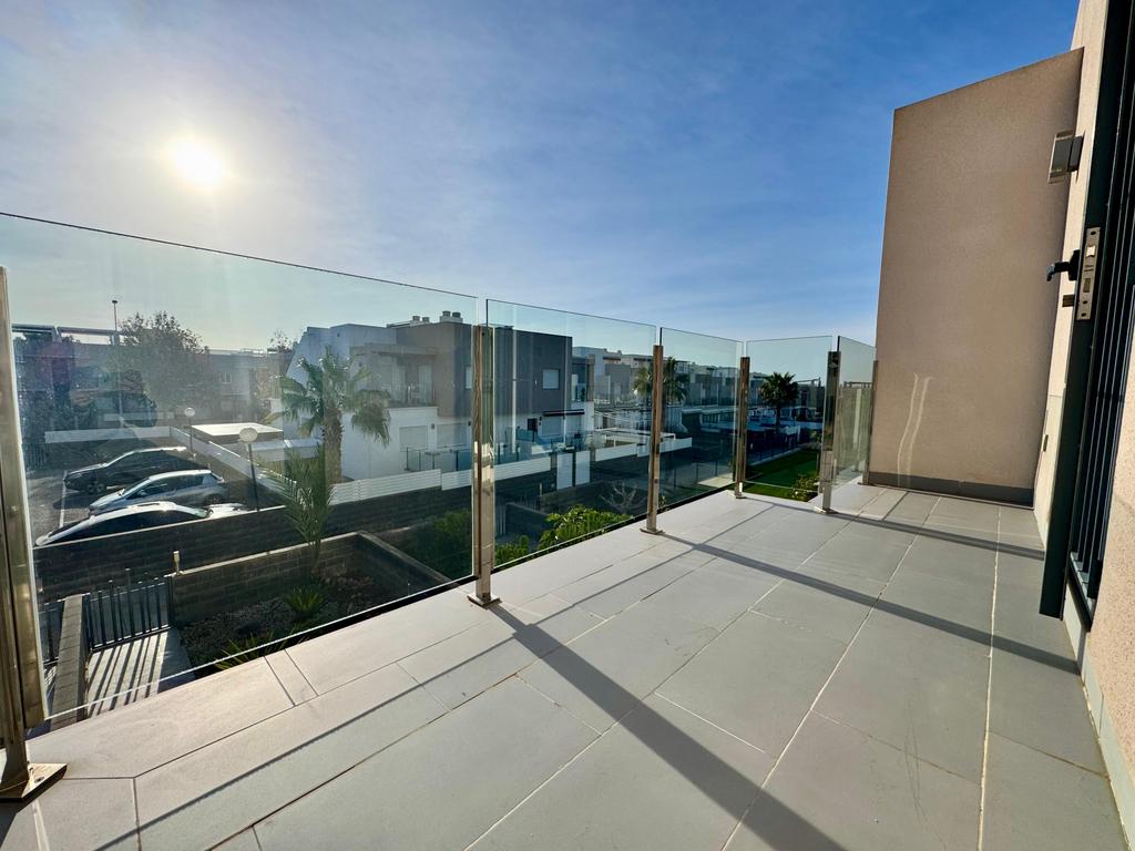 BONITO ADOSADO EN ZONA IDEAL