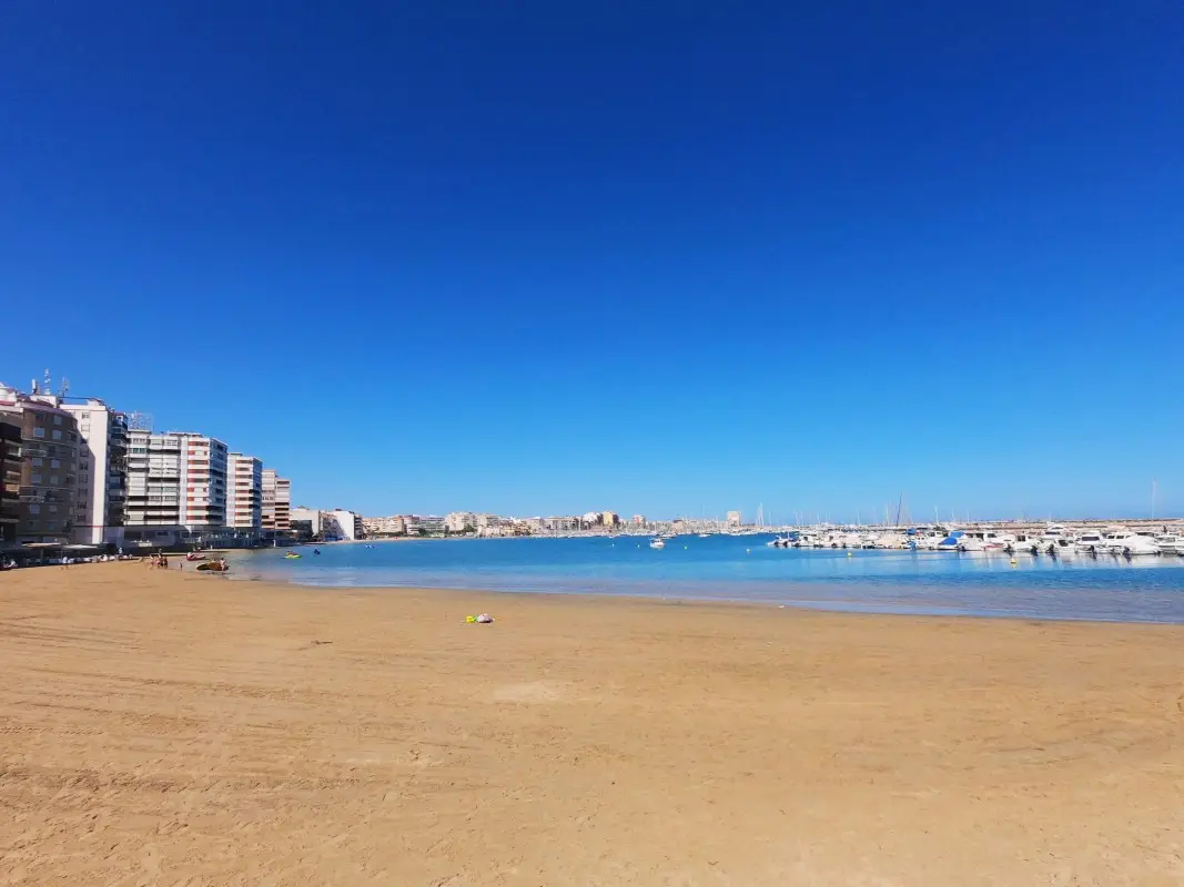 PISO REFORMADO A POCOS METROS DE LA PLAYA